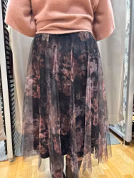 Tyllkjol med rosa och lila blommor