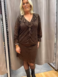 Brun spetsblus med volanger