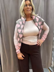 Ljusrosa topp med spetsdetalj