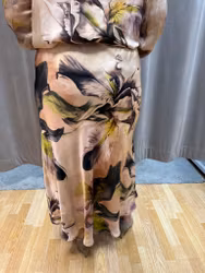 Mönstrad satinkjol i rosa och gröna toner