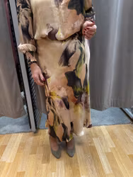 Mönstrad satinkjol i rosa och gröna toner