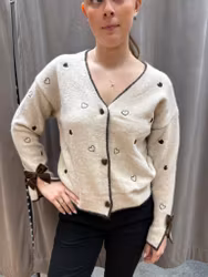 Beige kofta med hjärtan