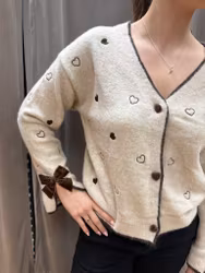 Beige kofta med hjärtan