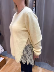 Ljusgul stickad tröja med spets