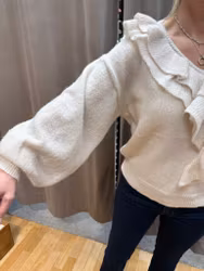 Beige stickad tröja med volang