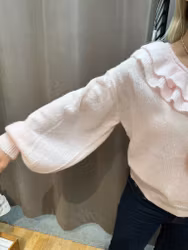 Ljusrosa stickad tröja med volang