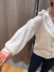 Creme vit stickad tröja med volang