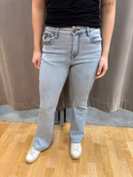 Ljusa stretchiga 70-tals jeans