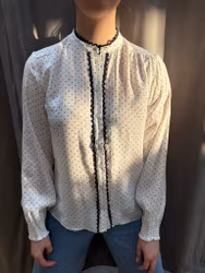 Vit skjorta med marinblå prickar