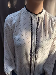 Vit skjorta med marinblå prickar