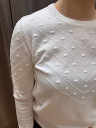 Vit stickad tröja med prickar