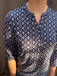 Marinblå mönstrad topp