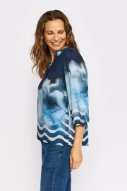 Mönstrad blå blus med v-ringning