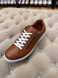 REA - cognacsfärgade skinn sneakers