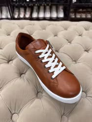 REA - cognacsfärgade skinn sneakers