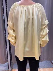 Ljusgul satinblus med draperad ärm