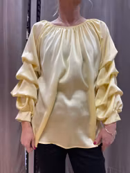 Ljusgul satinblus med draperad ärm