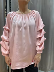 Ljusrosa satinblus med draperad ärm