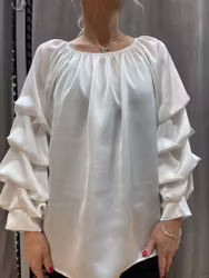 Vit satinblus med draperad ärm
