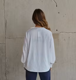 Vit blus med v-ringning och volang