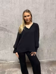 Svart blus med v-ringning och volang