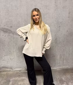Beige blus med v-ringning och volang