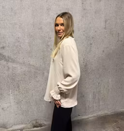Beige blus med v-ringning och volang