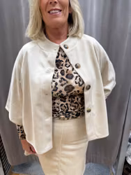 Beige koftjacka med kort ärm i mjuk mockaimitation