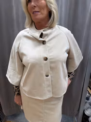 Beige koftjacka med kort ärm i mjuk mockaimitation