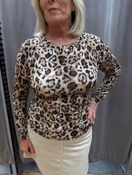 Mjuk stretchig topp i leopardmönster
