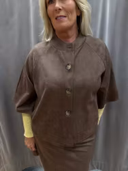 Brun koftjacka med kort ärm i mjuk mockaimitation