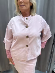 Rosa koftjacka med kort ärm i mjuk mockaimitation