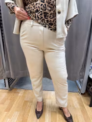 Beige byxa i mjuk mockaimitation