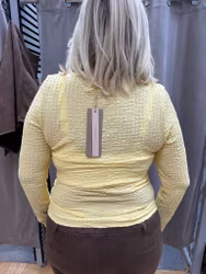 Gul långärmad topp i kräppat tyg
