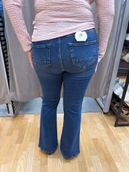 Blå jeans med knappdetaljer vid fickorna