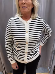 Stickad randig kofta med guldknappar