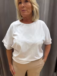 Vit t-shirt med öppen detalj i ryggen