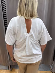 Vit t-shirt med öppen detalj i ryggen