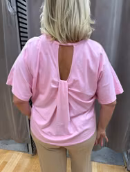 Rosa t-shirt med öppen detalj i ryggen