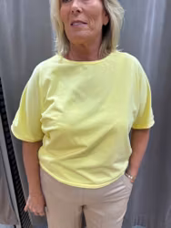 Gul t-shirt med öppen detalj i ryggen