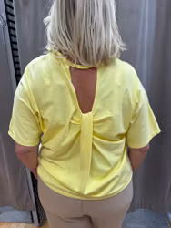 Gul t-shirt med öppen detalj i ryggen