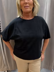 Svart t-shirt med öppen detalj i ryggen