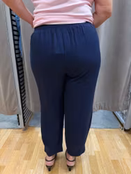 Marinblå byxa i ankellängd