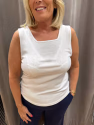 Vitt linne med fyrkantig halsringning