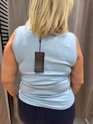 Ljusblått linne med fyrkantig halsringning