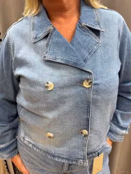Ljusblå jeansjacka med dubbelknäppning