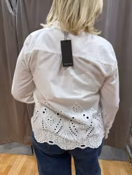 Vit skjortblus med genombruten brodyr