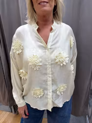 Ljusgul skjortblus med 3D-blommor