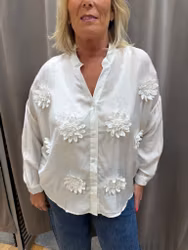 Vit blus med 3D-blommor