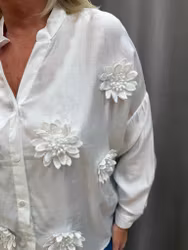 Vit blus med 3D-blommor